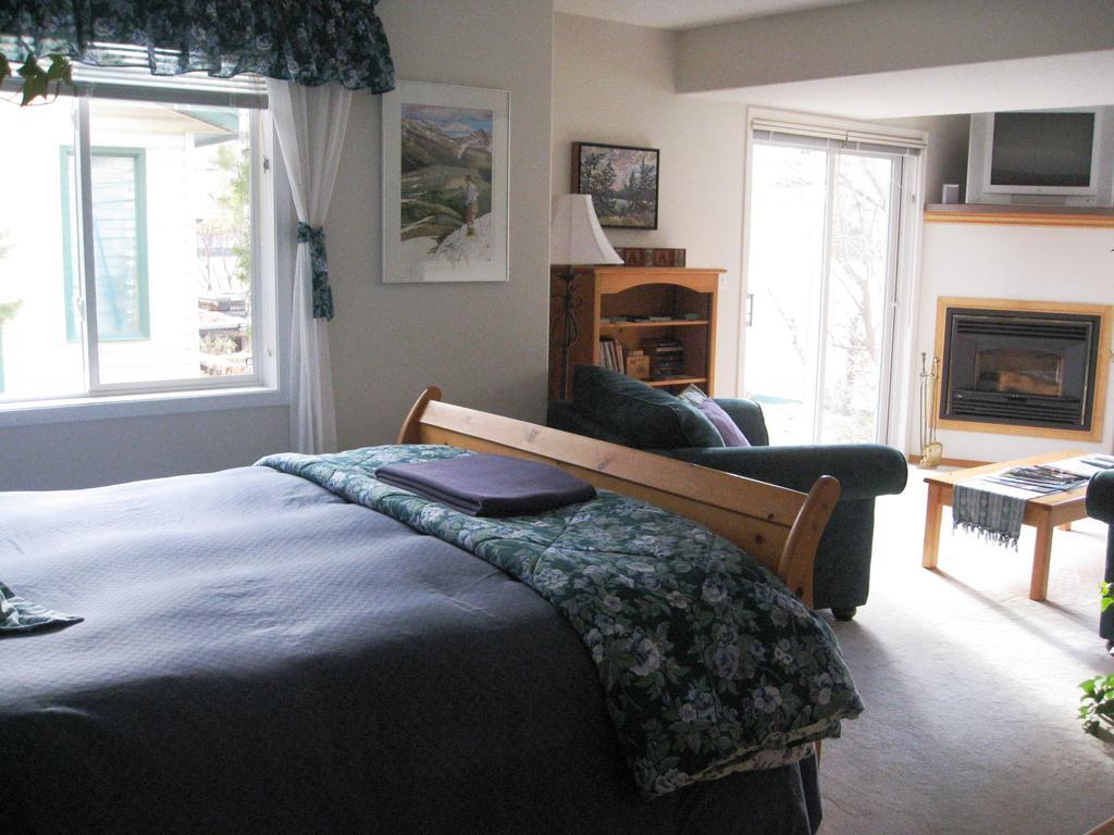Avens Renaissance B&B Canmore Habitación foto