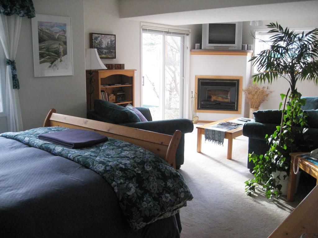 Avens Renaissance B&B Canmore Habitación foto