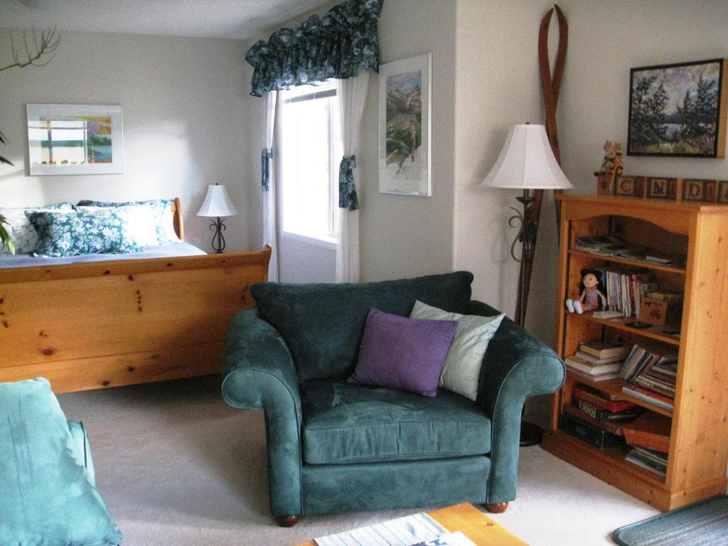 Avens Renaissance B&B Canmore Habitación foto