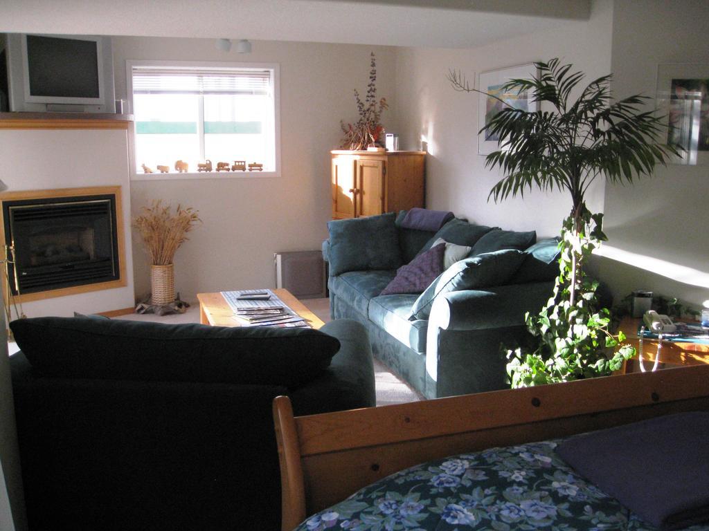 Avens Renaissance B&B Canmore Habitación foto